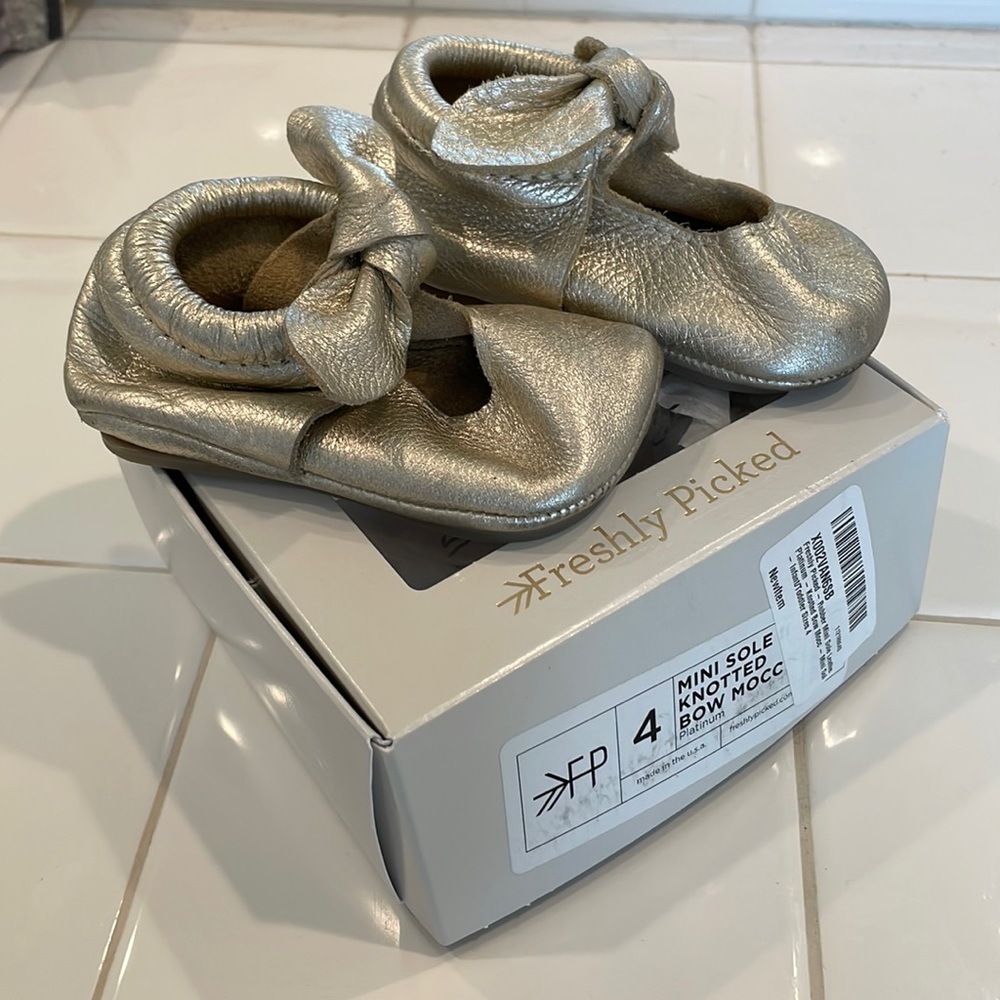 Freshly Picked Rubber Mini Sole knotted bow moccasin. Platinum Toddler Size 4.